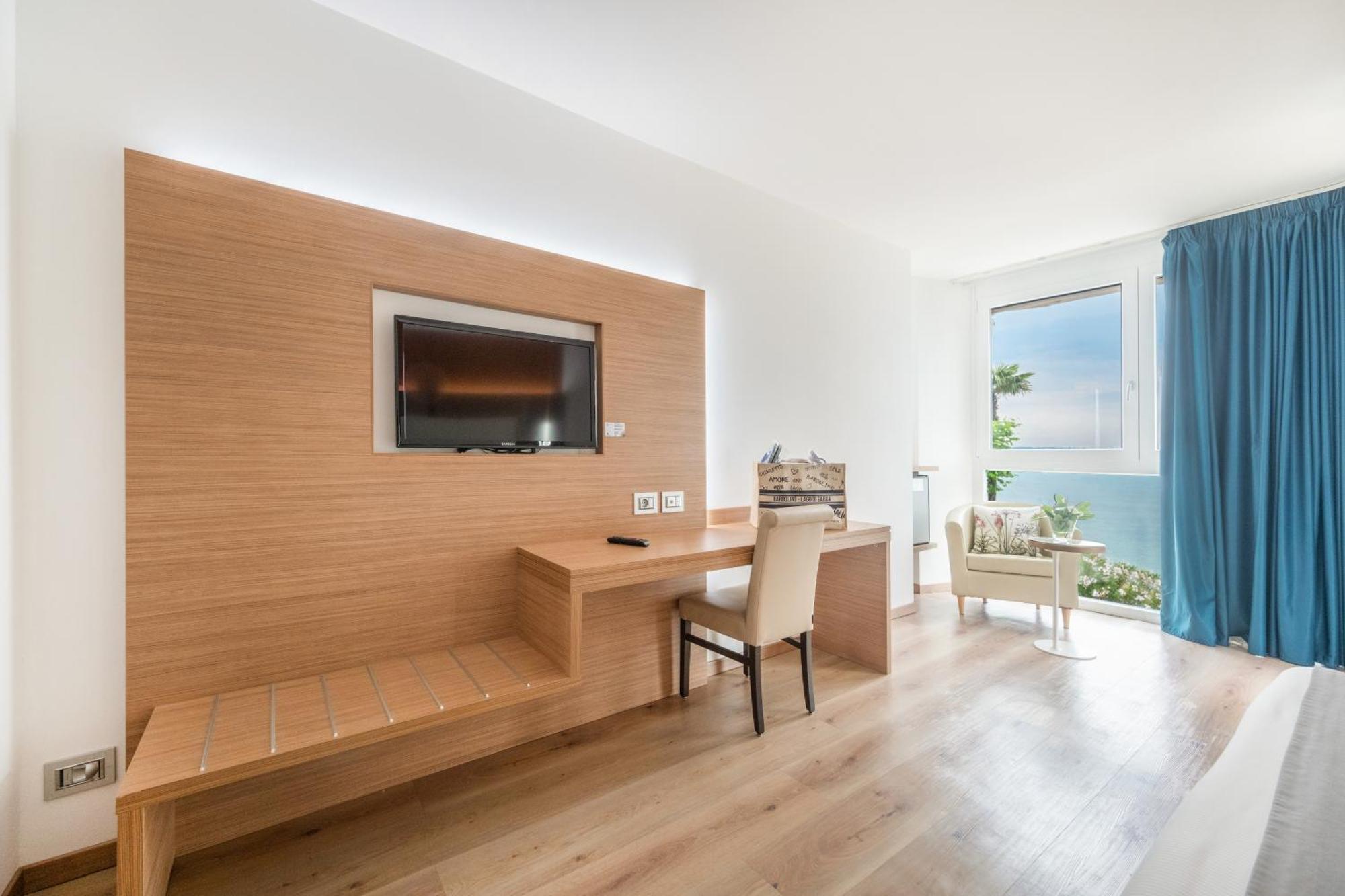 Kriss Internazionale Hotel บาร์โดลิโน ภายนอก รูปภาพ