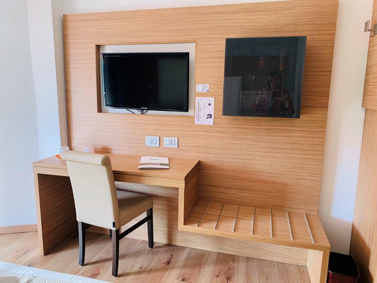 Kriss Internazionale Hotel บาร์โดลิโน ภายนอก รูปภาพ
